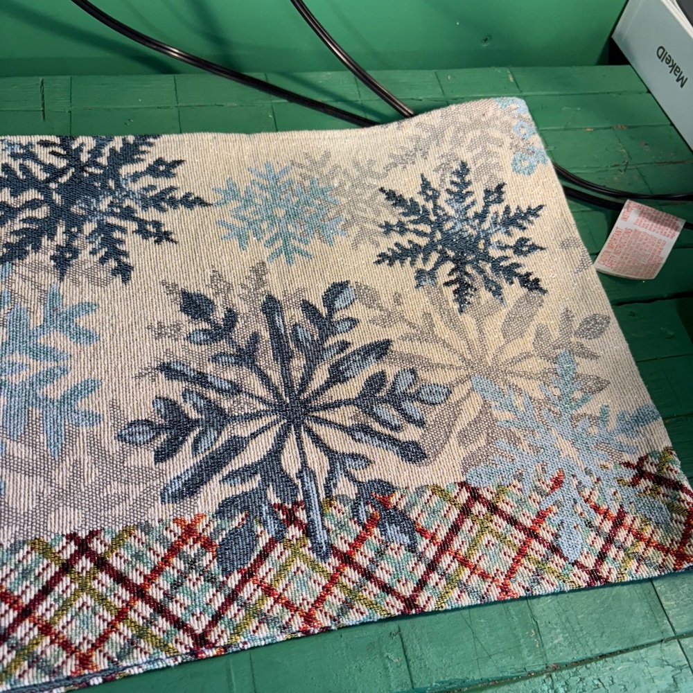 Snowflake Pattern Table Runner - Picture 7 of 13
